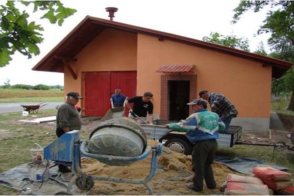 Mieszkańcy Nowej Kuźni podczas wykonywania prac remontowych.