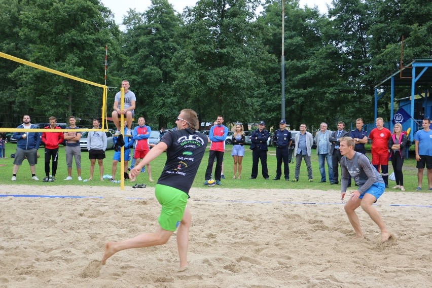 Wojewódzkie mistrzostwa policjantów w piłce plażowej w Połajewie