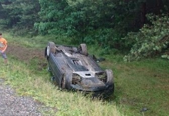 BMW wypadło z drogi krajowej numer 12 w pobliżu miejscowości Zawada w powiecie przysuskim.