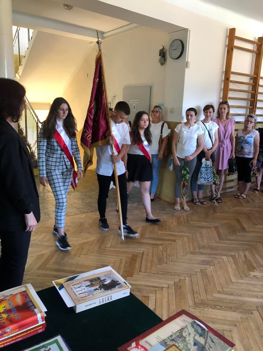 Uroczysty koniec roku szkolnego 2021/2022 w Szkole Podstawowej im. Jana Pawła II w Krzcięcicach