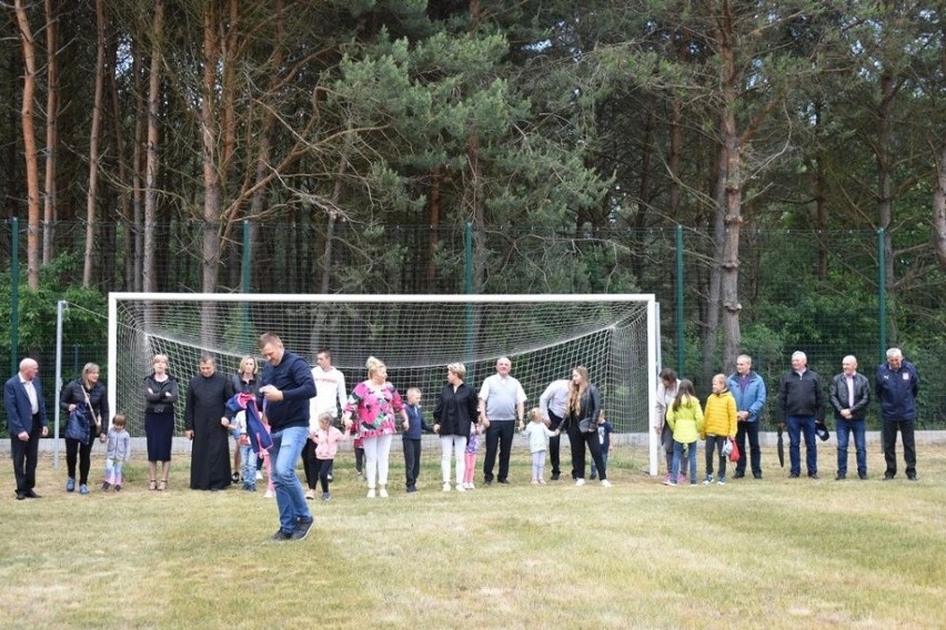 W Nieznamierowicach, w gminie Rusinów zostało oddane do użytku nowe boisko sportowe. Była okazja do rozegrania zawodów