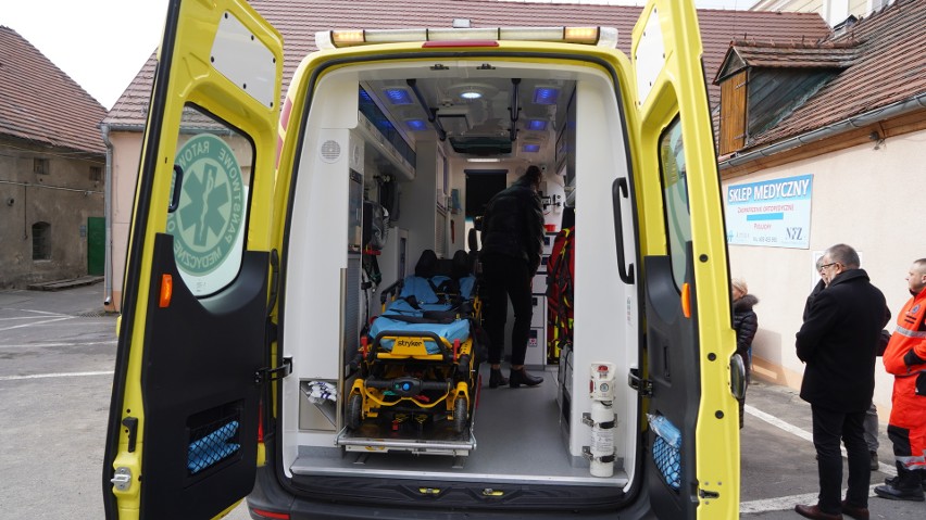 Kłodzki szpital otrzymał dwa nowoczesne ambulanse