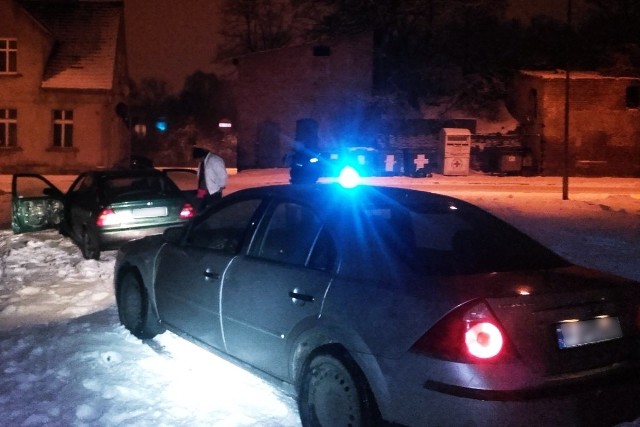 Kierowca osobowej hondy uciekał przed policją ulicami Świebodzina. Zdając sobie sprawę, że nie zgubi policjantów, porzucił auto i uciekał pieszo. Po krótkim pościgu wpadł w ręce mundurowych. 30-latek posiadał przy sobie narkotyki i kierował pod ich działaniem. Dodatkowo posiadał sądowy zakaz kierowania.W środę (18 stycznia) około godziny 22.00 policjanci patrolujący ulice Świebodzina zwrócili uwagę na osobową hondę. Kierowca pojazdu, widząc nadjeżdżający radiowóz i sygnały do zatrzymania się, zaczął uciekać. Nie zważając na bezpieczeństwo innych uczestników ruchu drogowego mknął ulicami Świebodzina, łamiąc przy tym szereg przepisów. Policjanci ścigali kierowcę, cały czas dając mu sygnały do zatrzymania się. Gdy mężczyzna zdał sobie sprawę, że nie zgubi mundurowych, porzucił auto i zaczął uciekać pieszo. Ta decyzja okazała się dla niego zgubna, gdyż już po kilku metrach policjanci, którzy także porzucili radiowóz, dogonili go i zatrzymali. Jak się okazało 30-letni uciekinier posiadał orzeczony zakaz prowadzenia pojazdów. To jednak nie było jedynym powodem ucieczki. Mundurowi podczas kontroli osobistej ujawnili u niego amfetaminę. Doświadczeni policjanci odnaleźli także narkotyki poukrywane w pojeździe. Mężczyzna został zatrzymany, a narkotyki zabezpieczone.Późniejsze badania w szpitalu wykazały, że 30-latek kierował samochodem będąc pod działaniem środków odurzających. Za swoje nieodpowiedzialne i niebezpieczne zachowanie odpowie teraz przed sądem. Grozi mu nawet do trzech lat pozbawienia wolności. Zobacz też: Lubuskie czarne punkty. Te miejsca lepiej omijać [MAPA]Zobacz też: 12 sposobów, jak zaoszczędzić paliwo podczas jazdyZobacz też: Kraksa w Kostrzynie. Kierowca mitsubishi był pijany