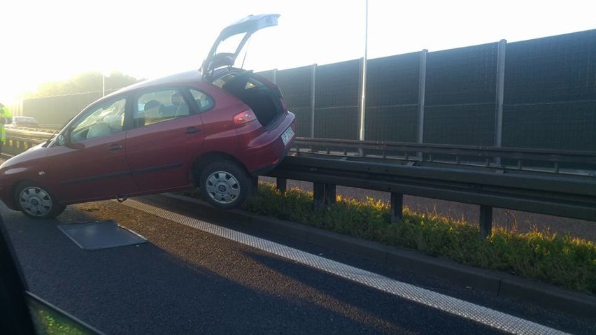 Katowice: Na barierce na autostradzie A4 zawiesił się samochód ZDJĘCIA