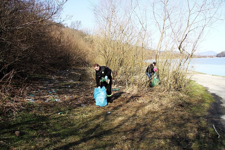 Próbowali posprzątać brzegi Klimkówki. Po przejściu czterystu metrów mieli 40 wielkich worków śmieci