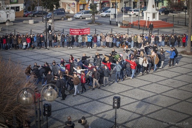 Tworzą historię swojego miasta - 17 stycznia, w samo południe, prawie dwustu maturzystów z "Górki" zatańczyło poloneza na Rynku w starej dzielnicy Kraśnika.