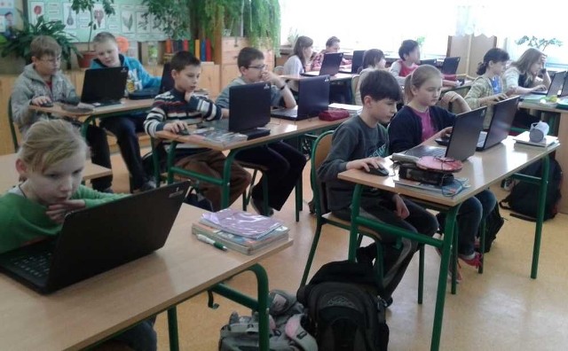 Uczniowie z Chmielewa w czasie lekcji wykorzystują teraz laptopy.