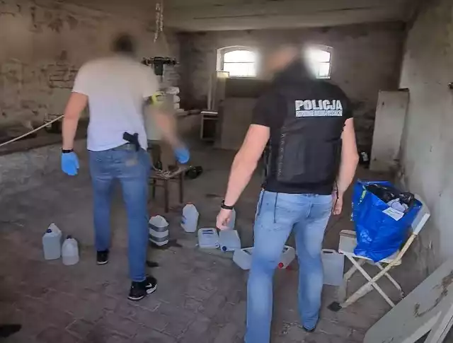 Policjanci z Dolnego Śląska wraz z funkcjonariuszami z Centralnego Biura Śledczego Policji w Bydgoszczy likwidowali trzy laboratoria, gdzie produkowane były narkotyki syntetyczne.