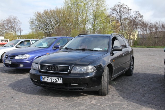 Audi A4, 1997 r., 1,9 TDI, elektryczne szyby i lusterka, centralny zamek, wspomaganie kierownicy, immobiliser, autoalarm, 1x airbag, 6 tys. zł;