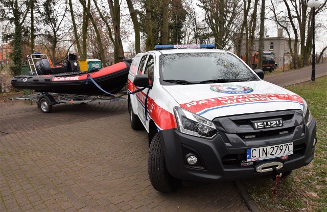 Samochód terenowy Isuzu z dodatkowym wyposażeniem, do tego przyczepa, a na niej specjalna łódź ratownicza z 70-konnym silnikiem i sonarem. taki sprzęt, wart 250 tys. złotych, otrzymali dziś (12 grudnia) ratownicy wodni Nadgoplańskiego WOPR w Kruszwicy. Zakup tzw. zestawu mobilnego był możliwy dzięki pomocy ministerstwa spraw wewnętrznych i administracji oraz ministerstwa ochrony środowiska. Koszty zakupu w połowie pokrył Narodowy Fundusz Ochrony Środowiska poprzez swoje wojewódzkie struktury. Pozostałe 50 proc. wzięły na swoje barki gmina Kruszwica, Zakłady Tłuszczowe Kruszwica i Nagdgoplańskie WOPR.