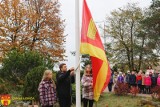 Przed budynkiem Szkoły Podstawowej w Nowych Kupiskach zawisła flaga państwowa w ramach rządowej akcji "Pod biało-czerwoną" [ZDJĘCIA]