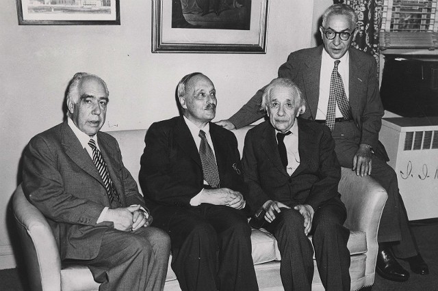 Czterech wielkich uczonych &#8211; laureatów Nagrody Nobla z dziedziny fizyki. Od prawej: Izydor Izaak Rabi, Albert Einstein, James Franck, Niels Bohr. 