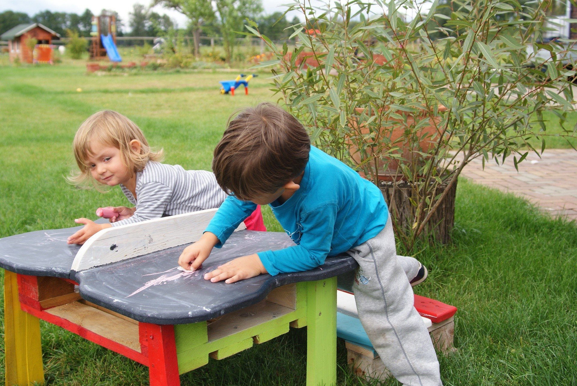 Meble dla dzieci wykonane z palet: stolik tablicowy i ławeczka | RegioDom