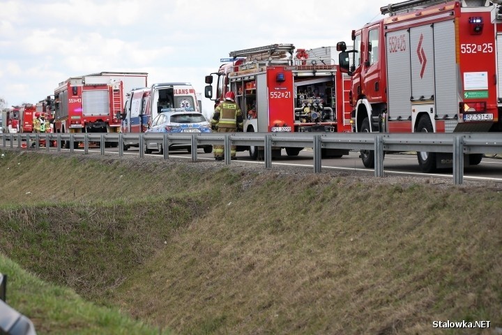 Wypadek na obwodnicy Stalowej Woli i Niska. Po zderzeniu ciężarówki i busa trzy osoby ranne. Jedną z nich do szpitala zabrał śmigłowiec LPR!