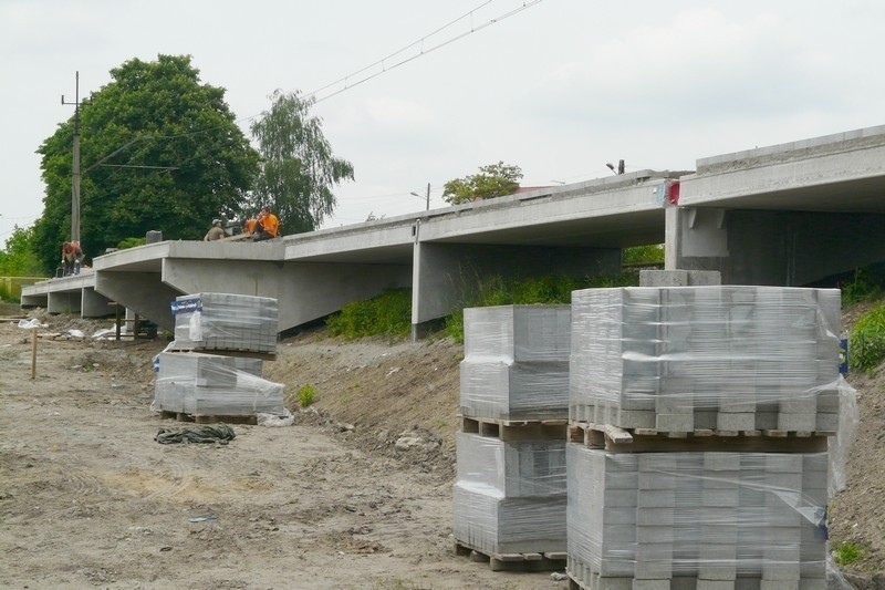 Peron przystanku kolejowego oparty jest na betonowych...