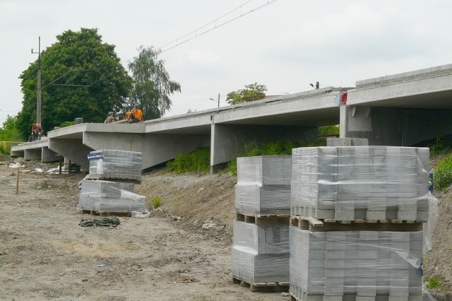 Peron przystanku kolejowego oparty jest na betonowych podporach.