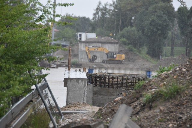 Prace przy budowie nowego mostu trzeba było na ponad tydzień przerwać, z powodu wysokiego poziomu wody w Dunajcu