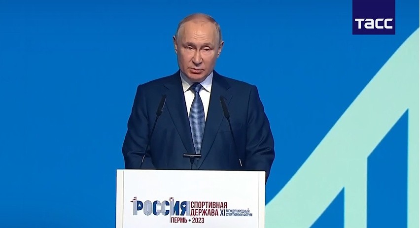 Prezydent Rosji Władimir Putin na mównicy podczas forum...