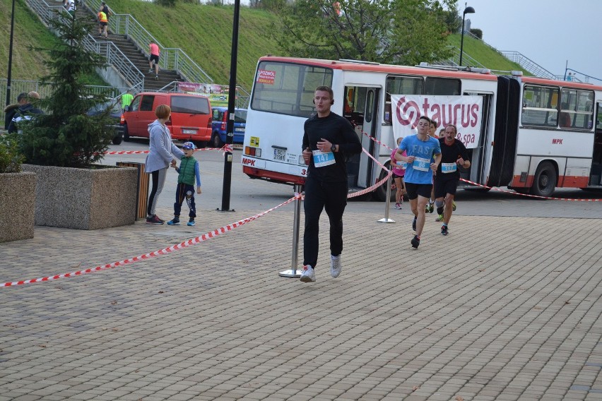 City Cross Częstochowa: 230 biegaczy na trasie miejskiego katorżnika [ZDJĘCIA]