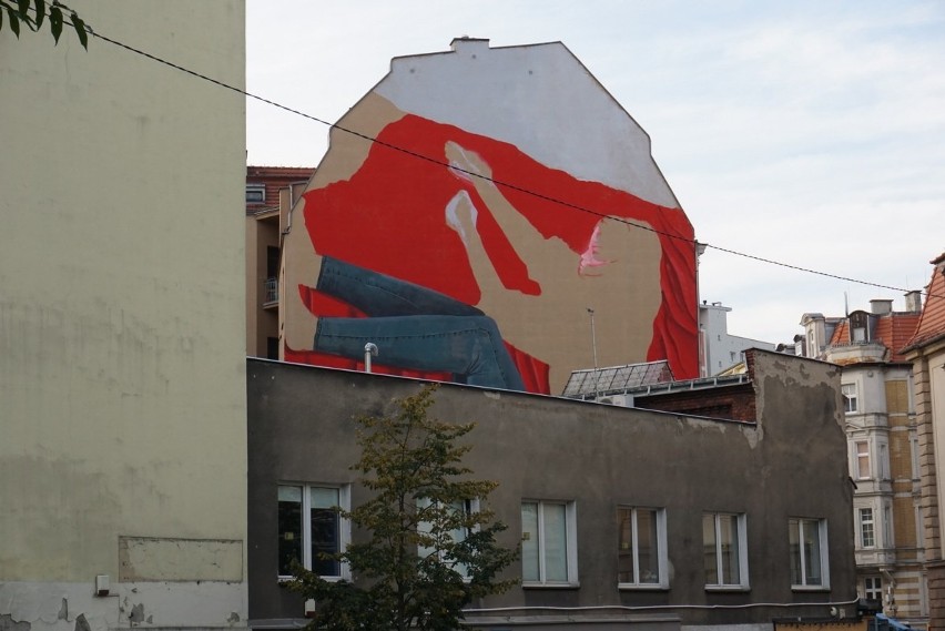 Mimo że nowy poznański mural jest coraz bardziej widoczny,...