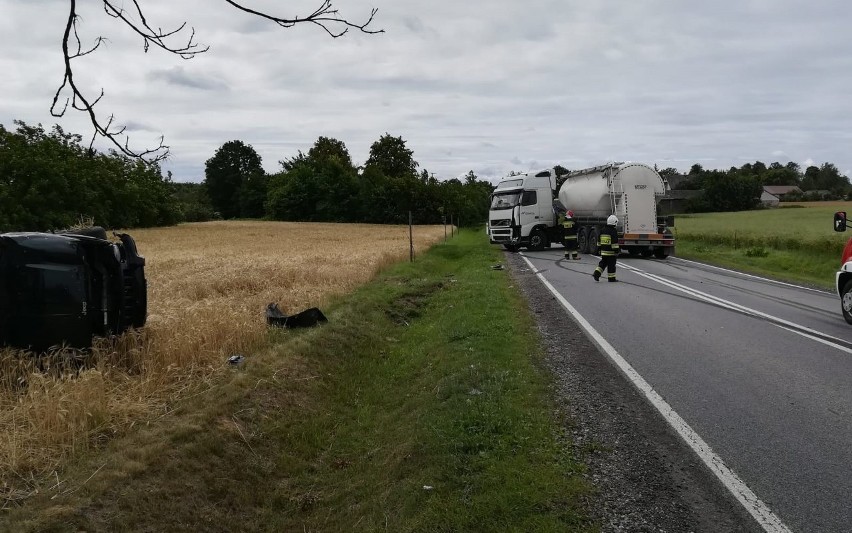 Wypadek w gminie Lipsko. Zderzenie ciężarówki z samochodem osobowym, mężczyzna został ranny