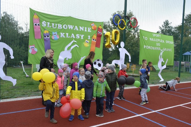 Przy szkole w Tarnawie w gminie Sędziszów powstało boisko wielofunkcyjne i siłownia. Uczniowie dali piękny występ.