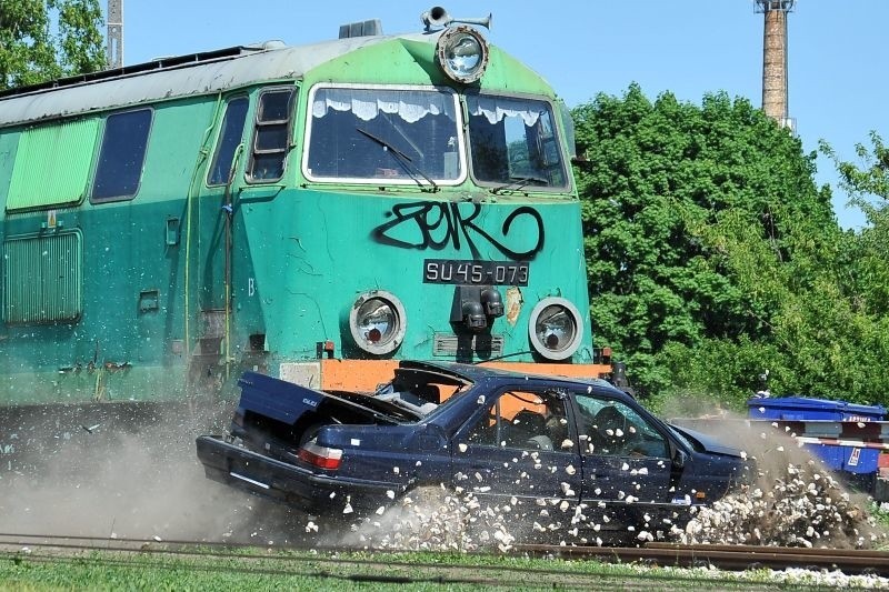 Lokomotywa uderzyła w peugeota na przejeździe kolejowym [2 X WIDEO, ZDJĘCIA]