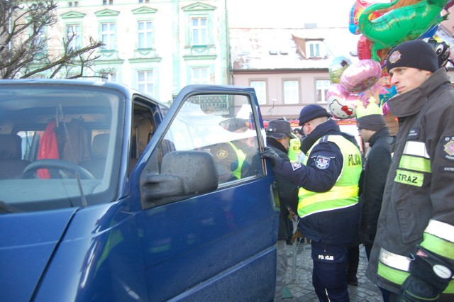 Gdy na rynku w Nakle kończyły się uroczystości związane ze Świętem Trzech Króli na plac wjechało nagle dostawcze auto. Do zdarzenia doszło, gdy mieszkańcy zaczęli się już powoli rozchodzić. Na placu pozostali, ci, którzy posilali się jeszcze gorącą herbatą, drożdżówkami, bigosem. Spokojnie stali, gdy nagle w ich stronę ruszyło auto dostawcze. >> Najświeższe informacje z regionu, zdjęcia, wideo tylko na www.pomorska.pl 