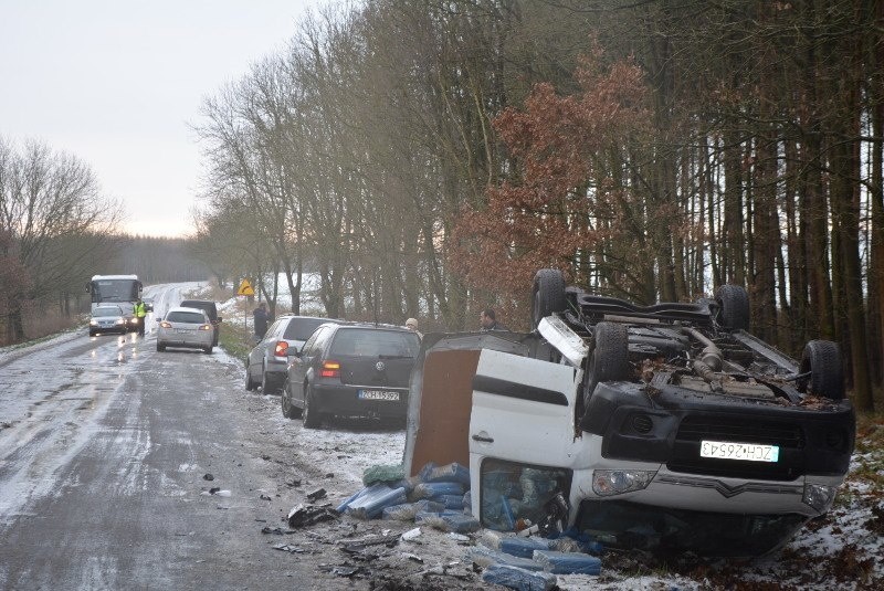 Wypadek pod Pełczycami. Kierowca staranował policyjny radiowóz a następnie dachował [zdjęcia]