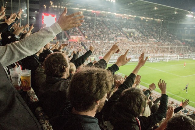 Na pełne kibiców stadiony w europejskich rozgrywkach pod auspicjami UEFA trzeba jeszcze poczekać