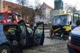 Zderzenie czołowe przy ul. Ratuszowej w Żaganiu. Ranny mężczyzna został przewieziony do szpitala