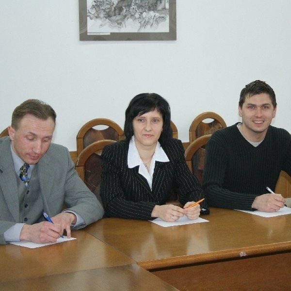 Na zdjęciu (od lewej) trzech z czterech  kandydatów: Mariusz Błaszkiewicz, Ewa  Dudzińska, Dawid Strzyżewski
