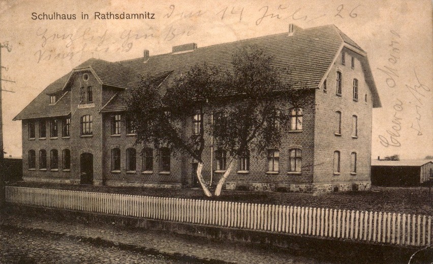 Szkoła w Dębnicy Kaszubskiej, widok ok. 1926 r. W tym...