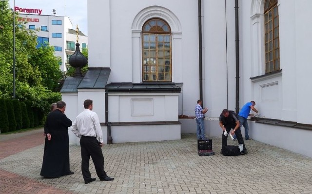 Proboszcz wstępnie wycenia zniszczenia na około 3 tysiące złotych. Póki co nie zostaną one naprawione. Parafia poczeka na dochodzenie policji.