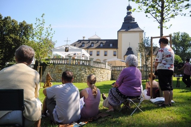 Oczyszczona woda jest wykorzystywana do podlewania kropelkowego terenów zielonych wokół sanatorium i zamku.