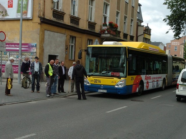 W tym miejscu mężczyzna wpadł pod autobus.