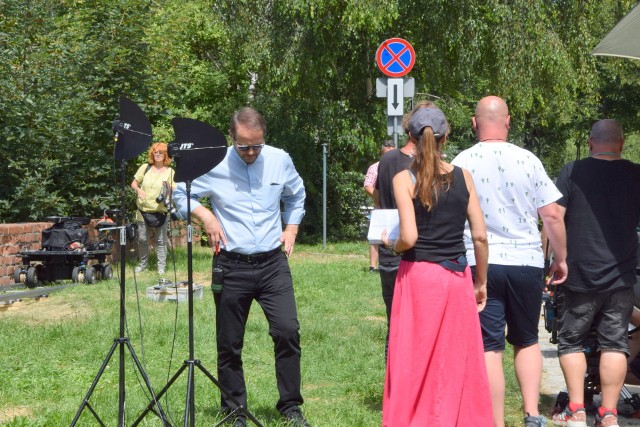 Niedziela była ostatnim dzień kręcenia scen "Ojca Mateusza" w Sandomierzu. Serialowa ekipa gościł w tym mieście od wtorku. Dzień wcześniej powstawały zdjęcia w plenerze w Sanktuarium w Sulisławicach. Podobnie jak przez cały tydzień, tak i w niedzielę aktorom przyglądała się spora grupa turystów. Na kolejnych slajdach zobaczycie zdjęcia z ostatniego dnia planu filmowego>>>