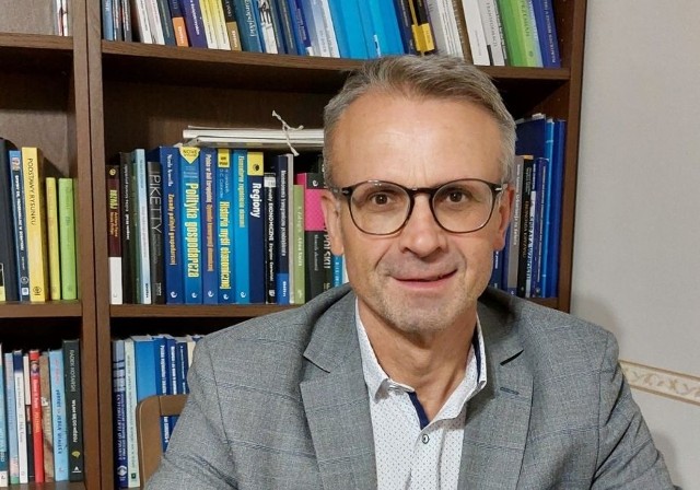 Doktor habilitowany Sławomir Pastuszka - ekonomista z Uniwersytetu Jana Kochanowskiego w Kielcach.
