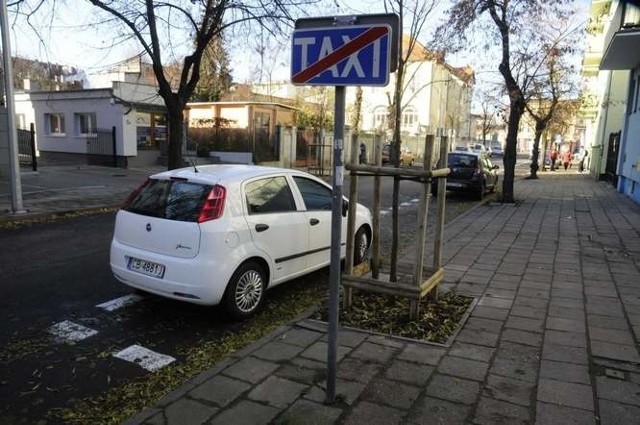 Kierowcy w Bydgoszczy mogą już płacić za jednorazowe parkowanie komórką, a teraz drogowcy zapowiadają prace nad uruchomieniem podobnych płatności, ale za abonamenty miesięczne.