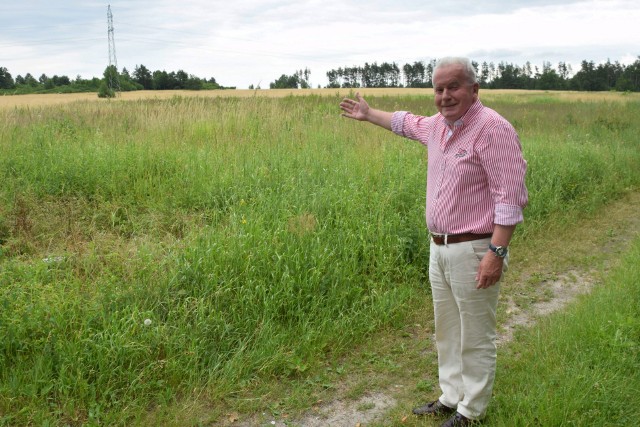 Przedsiębiorca Zbigniew Niedolaz marzy o stworzeniu na 12 - hektarowej działce w Zajączkowie zielonego, pełnego kwiat&oacute;w osiedla.