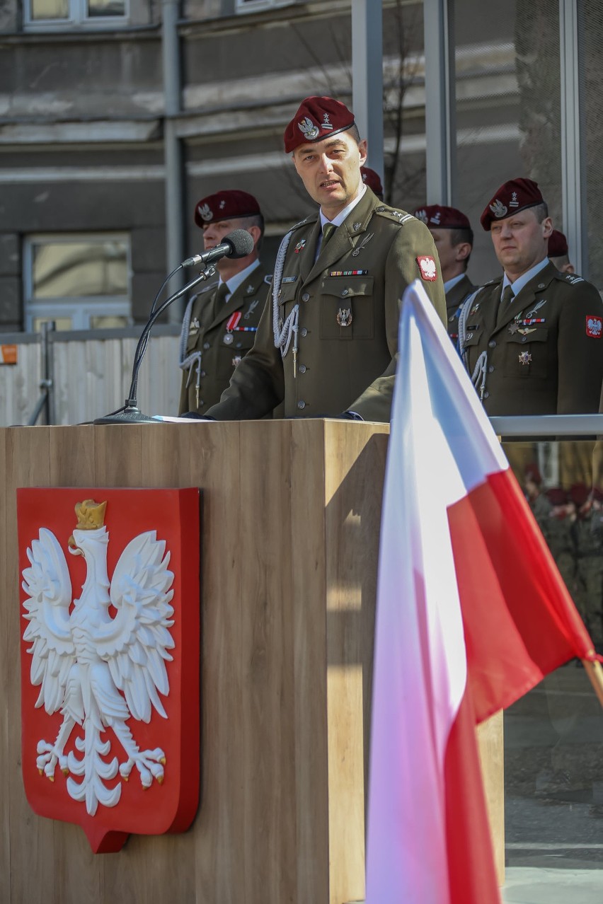 Tak ćwiczą, świętują i paradują krakowscy żołnierze. Zobacz spadochroniarzy w akcji [ZDJĘCIA]