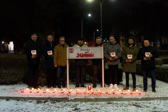 Tuż przed północą, 12 grudnia, na Rondzie Solidarności w Inowrocławiu, jak co roku zapalono znicze, by uczcić kolejna rocznicę ogłoszenia stanu wojennego. 13 grudnia rano zniczy już tam nie było.