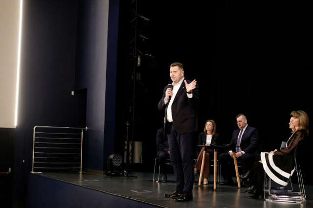  Przemysław Czarnek w Mońkach. Były minister edukacji i nauki  spotkał się  z mieszkańcami. To w ramach kampanii PiS