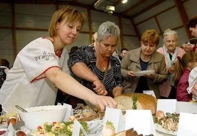 Stoisko SGW z Głogoczowa na Powiatowym Przeglądzie Potraw Regionalnych. Na pierwszym planie prezeska Agnieszka Węgrzyn. Fot. Maciej Hołuj