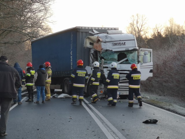 We wsi Zarośle na Drodze Krajowej 55 zderzyły się dwie ciężarówki oraz auto osobowe.