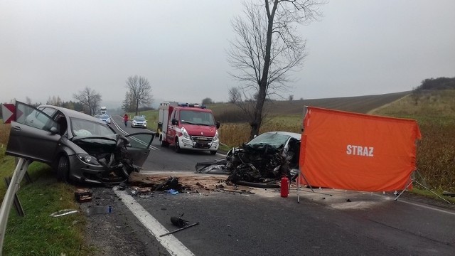 W Sieniawie zderzyły się dwa samochody. Kierowca peugeota zginął na miejscu. Kierujący seatem trafił do szpitala. Kierowcy muszą liczyć się z utrudnieniami. Policjanci samochody osobowe kierują na objazdy. Ciężarowe muszą czekać na odblokowanie drogi. ZOBACZ TEŻ: Wypadek na drodze krajowej nr 94 w Duńkowicach koło Radymna. Bus uderzył w BMW. 3 osoby zostały ranne