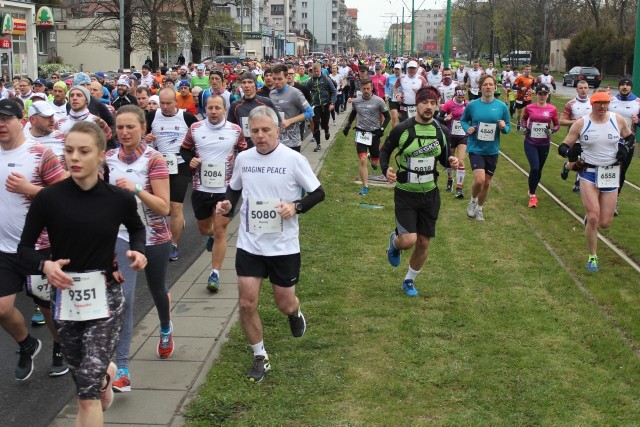 12. PKO POZNAŃ PÓŁMARATON - ZDJĘCIA biegaczy na pierwszym kilometrze trasy. Nasz fotoreporter zrobił zdjęcia uczestnikom niedzielnego półmaratonu na ulicy Grunwaldzkiej. Biegłeś? Startował twój znajomy, ktoś z rodziny? Zobacz galerię z biegu w Poznaniu 14 kwietnia 2019 r. Znajdź się na fotografiach. Kliknij tutaj i przejdź dalej --->