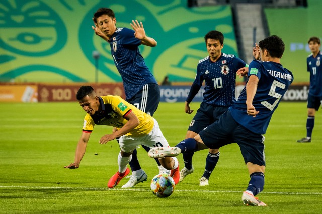 Mundial U-20 w Bydgoszczy rozpoczęty. Na stadionie Zawiszy zaprezentowały się Japonia i Ekwador. Obie drużyny pokazały się z dobrej strony i zagrały ofensywnie. Oddały w całym meczu ponad 20 strzałów. Pierwszy gol padł w 45. minucie i było to trafienie samobójcze, a pechowcem był Japończyk Kyosuke Tagawa. W 51. kolejnym pechowcem został Ekwadorczyk Jordan Rezabala, który zmarnował rzut karny. W 69. minucie do remisu doprowadził Kota Yamada. Na kolejnych stronach zdjęcia z meczu.