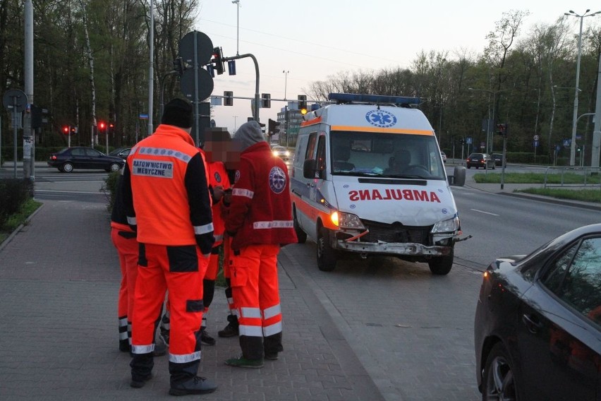 Wypadek z udziałem karetki pogotowia