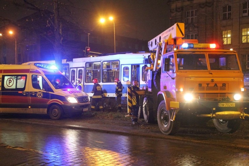 Wypadek na Powstańców Śląskich. Pieszy wpadł pod tramwaj